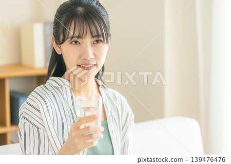 年輕女子喝水 139476476