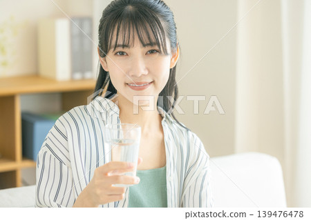 年輕女子喝水 139476478