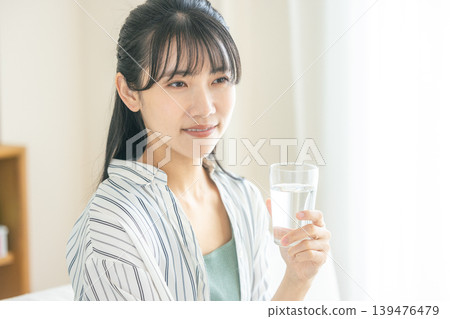 年輕女子喝水 139476479