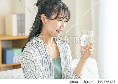年輕女子喝水 139476481
