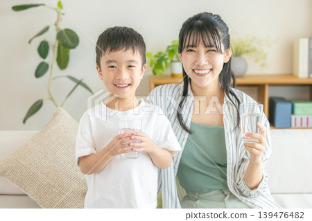 一家人在客廳喝水 139476482