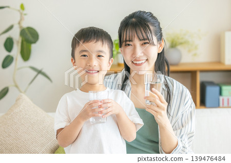 一家人在客廳喝水 139476484