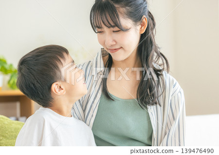 父母和孩子在客廳裡放鬆 139476490
