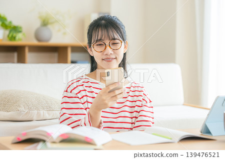 看智能手機的少婦 139476521