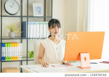 在時尚辦公室工作的工程師 139476548