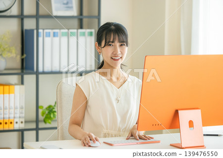 在時尚辦公室工作的工程師 139476550