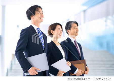 展望未來的日本商業團隊：充滿希望與笑容的商業景象。 139476692