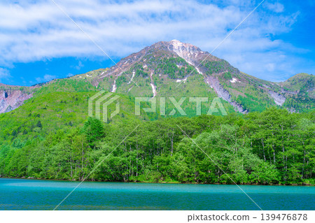 [Spectacular Scenery] Early Summer in Kamikochi: Taisho Pond and Mt. Yake amidst the fresh greenery [Nagano Prefecture] 139476878