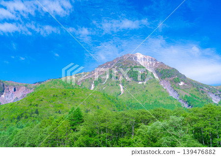 [Spectacular Scenery] Early Summer in Kamikochi: Taisho Pond and Mt. Yake amidst the fresh greenery [Nagano Prefecture] 139476882