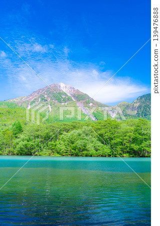 【壯麗景色】上高地初夏:大正池與燒山在翠綠的背景下【長野縣】 【壯麗景色】上高地初夏:大正池與燒山在翠綠的背景下【長野縣】 139476888