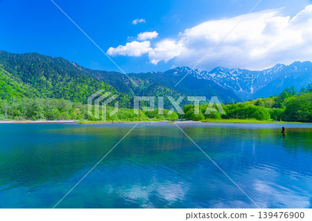 [Spectacular Scenery] Early Summer in Kamikochi: Taisho Pond and the Hotaka Mountain Range in Fresh Greenery [Nagano Prefecture] 139476900
