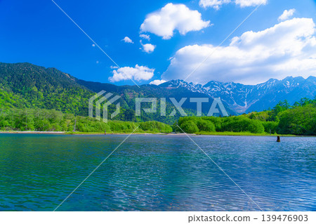 [Spectacular Scenery] Early Summer in Kamikochi: Taisho Pond and the Hotaka Mountain Range in Fresh Greenery [Nagano Prefecture] 139476903