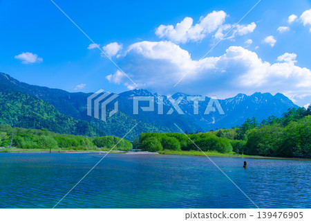 [Spectacular Scenery] Early Summer in Kamikochi: Taisho Pond and the Hotaka Mountain Range in Fresh Greenery [Nagano Prefecture] 139476905