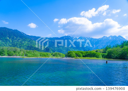 [Spectacular Scenery] Early Summer in Kamikochi: Taisho Pond and the Hotaka Mountain Range in Fresh Greenery [Nagano Prefecture] 139476908
