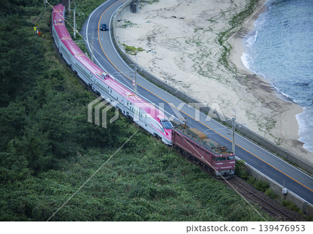 新幹線超級小町號沿著海岸線行駛。 139476953