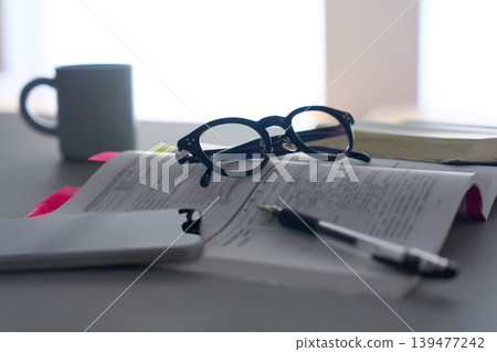 桌上放著文字和眼鏡 桌上放著文字和眼鏡 139477242