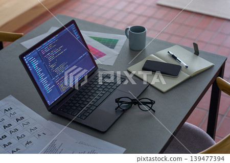 筆記型電腦螢幕上顯示的程式碼 139477394