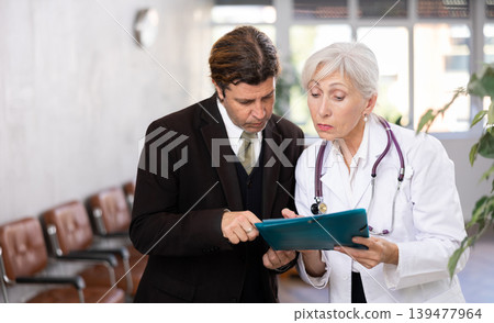 Man consults with a doctor about the diagnosis and treatment of disease 139477964