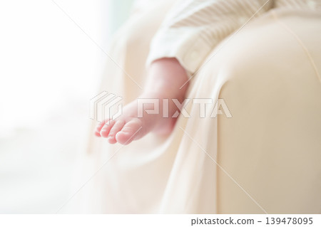 赤腳嬰兒的腳 赤腳嬰兒的腳 139478095