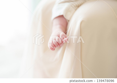 赤腳嬰兒的腳 赤腳嬰兒的腳 139478096