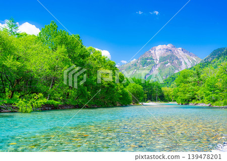 【壯麗景色】上高地初夏:梓川和燒山的蔥鬱綠意【長野縣】 【壯麗景色】上高地初夏:梓川和燒山的蔥鬱綠意【長野縣】 139478201