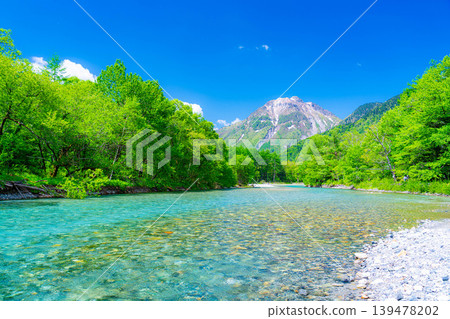 【壯麗景色】上高地初夏:梓川和燒山的蔥鬱綠意【長野縣】 【壯麗景色】上高地初夏:梓川和燒山的蔥鬱綠意【長野縣】 139478202