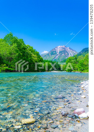 【壯麗景色】上高地初夏：梓川和燒山的蔥鬱綠意【長野縣】 139478205