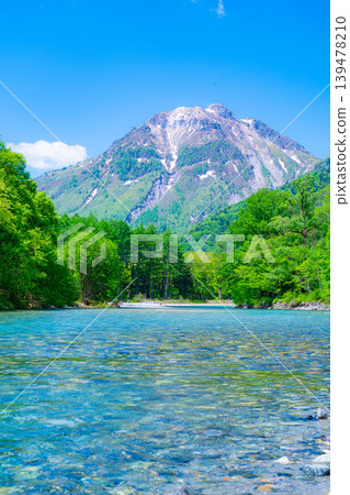 [Spectacular Scenery] Early Summer in Kamikochi: The lush greenery of the Azusa River and Mt. Yake [Nagano Prefecture] 139478210