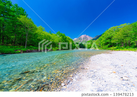 【壯麗景色】上高地初夏：梓川和燒山的蔥鬱綠意【長野縣】 139478213