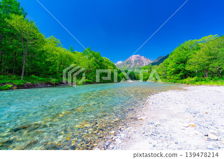 [Spectacular Scenery] Early Summer in Kamikochi: The lush greenery of the Azusa River and Mt. Yake [Nagano Prefecture] 139478214