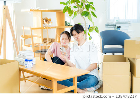 一對夫婦準備搬家 139478217