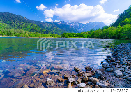 [Spectacular Scenery] Early Summer in Kamikochi: Taisho Pond and the Hotaka Mountain Range in Fresh Greenery [Nagano Prefecture] 139478237