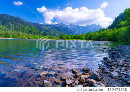 [Spectacular Scenery] Early Summer in Kamikochi: Taisho Pond and the Hotaka Mountain Range in Fresh Greenery [Nagano Prefecture] 139478238