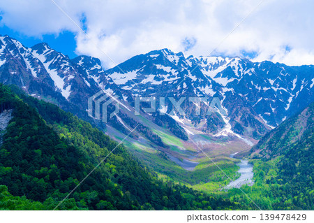 [Spectacular Scenery] Early Summer in Kamikochi: The lush greenery of the Hotaka mountain range and the Azusa River [Nagano Prefecture] 139478429