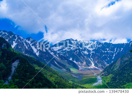 [Spectacular Scenery] Early Summer in Kamikochi: The lush greenery of the Hotaka mountain range and the Azusa River [Nagano Prefecture] 139478430