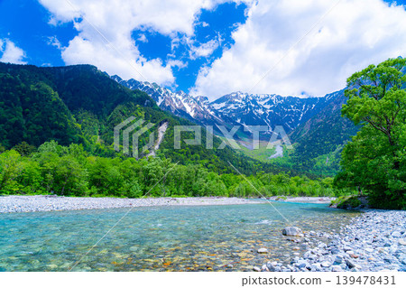 【壯麗景色】上高地初夏：穗高山脈和梓川的蔥鬱綠意【長野縣】 139478431