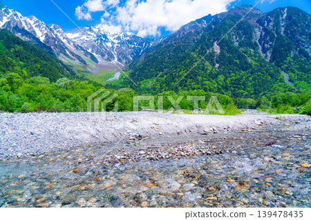 [Spectacular Scenery] Early Summer in Kamikochi: The lush greenery of the Hotaka mountain range and the Azusa River [Nagano Prefecture] 139478435