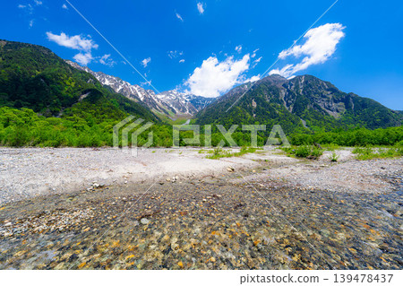 [Spectacular Scenery] Early Summer in Kamikochi: The lush greenery of the Hotaka mountain range and the Azusa River [Nagano Prefecture] 139478437
