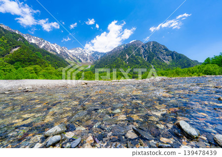 【壯麗景色】上高地初夏：穗高山脈和梓川的蔥鬱綠意【長野縣】 139478439