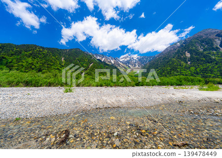 [Spectacular Scenery] Early Summer in Kamikochi: The lush greenery of the Hotaka mountain range and the Azusa River [Nagano Prefecture] 139478449