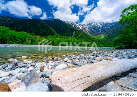 [Spectacular Scenery] Early Summer in Kamikochi: The lush greenery of the Hotaka mountain range and the Azusa River [Nagano Prefecture] 139478450
