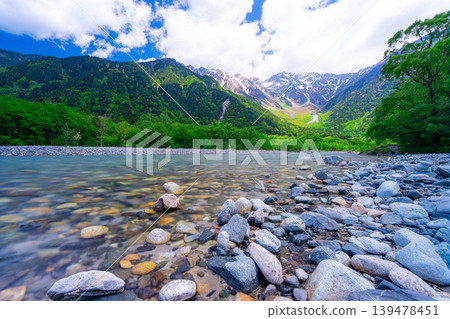 [Spectacular Scenery] Early Summer in Kamikochi: The lush greenery of the Hotaka mountain range and the Azusa River [Nagano Prefecture] 139478451