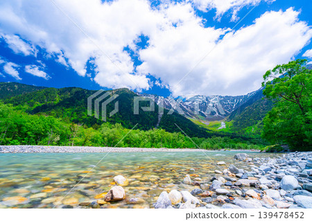 [Spectacular Scenery] Early Summer in Kamikochi: The lush greenery of the Hotaka mountain range and the Azusa River [Nagano Prefecture] 139478452