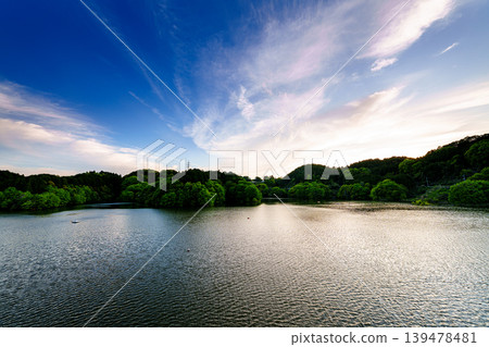 奈良布目水壩的美景已恢復原貌,夕陽的餘暉映照著雲朵,湖面泛著金色的光芒。 奈良布目水壩的美景已恢復原貌,夕陽的餘暉映照著雲朵,湖面泛著金色的光芒。 139478481