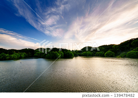 奈良布目水壩恢復了往日的美景：金色的雲朵和金色的湖面。 139478482