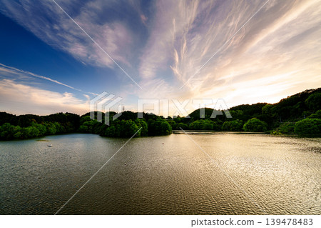 Nara Nunome Dam regains its beautiful scenery: The sky and lake surface are dyed in golden hues ① Nara Nunome Dam regains its beautiful scenery: The sky and lake surface are dyed in golden hues ① 139478483
