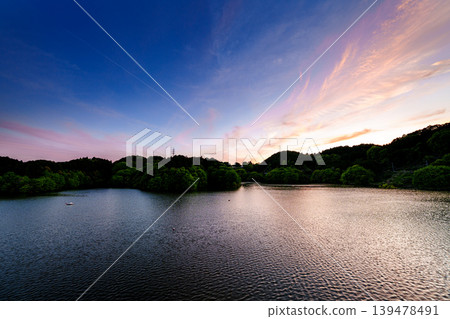 奈良布目水壩重現昔日美景:夕陽西下,雲朵在蔚藍的天空中飄浮,倒映在湖面上,美不勝收(第二部) 奈良布目水壩重現昔日美景:夕陽西下,雲朵在蔚藍的天空中飄浮,倒映在湖面上,美不勝收(第二部) 139478491