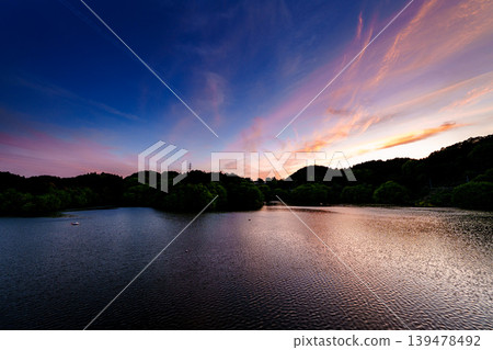 奈良布目水壩重現昔日美景:夕陽西下,雲朵在蔚藍的天空中飄浮,倒映在湖面上,美不勝收。 ③ 奈良布目水壩重現昔日美景:夕陽西下,雲朵在蔚藍的天空中飄浮,倒映在湖面上,美不勝收。 ③ 139478492