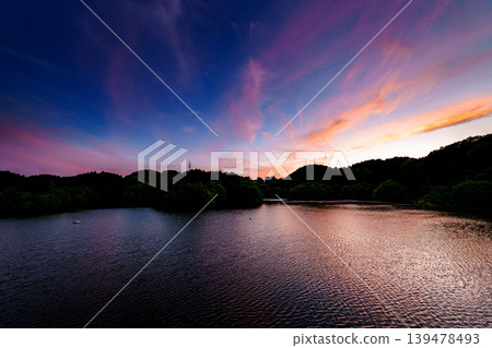 Nara Nunome Dam, which has regained its beautiful scenery: Sunset clouds floating in the blue hour sky and their beautiful reflection on the lake surface ④ Nara Nunome Dam, which has regained its beautiful scenery: Sunset clouds floating in the blue hour sky and their beautiful reflection on the lake surface ④ 139478493
