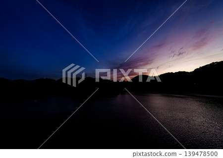 Nara Nunome Dam has regained its beautiful scenery; the beautiful sunset remaining on the mountainside and its reflection on the lake surface ④ 139478500